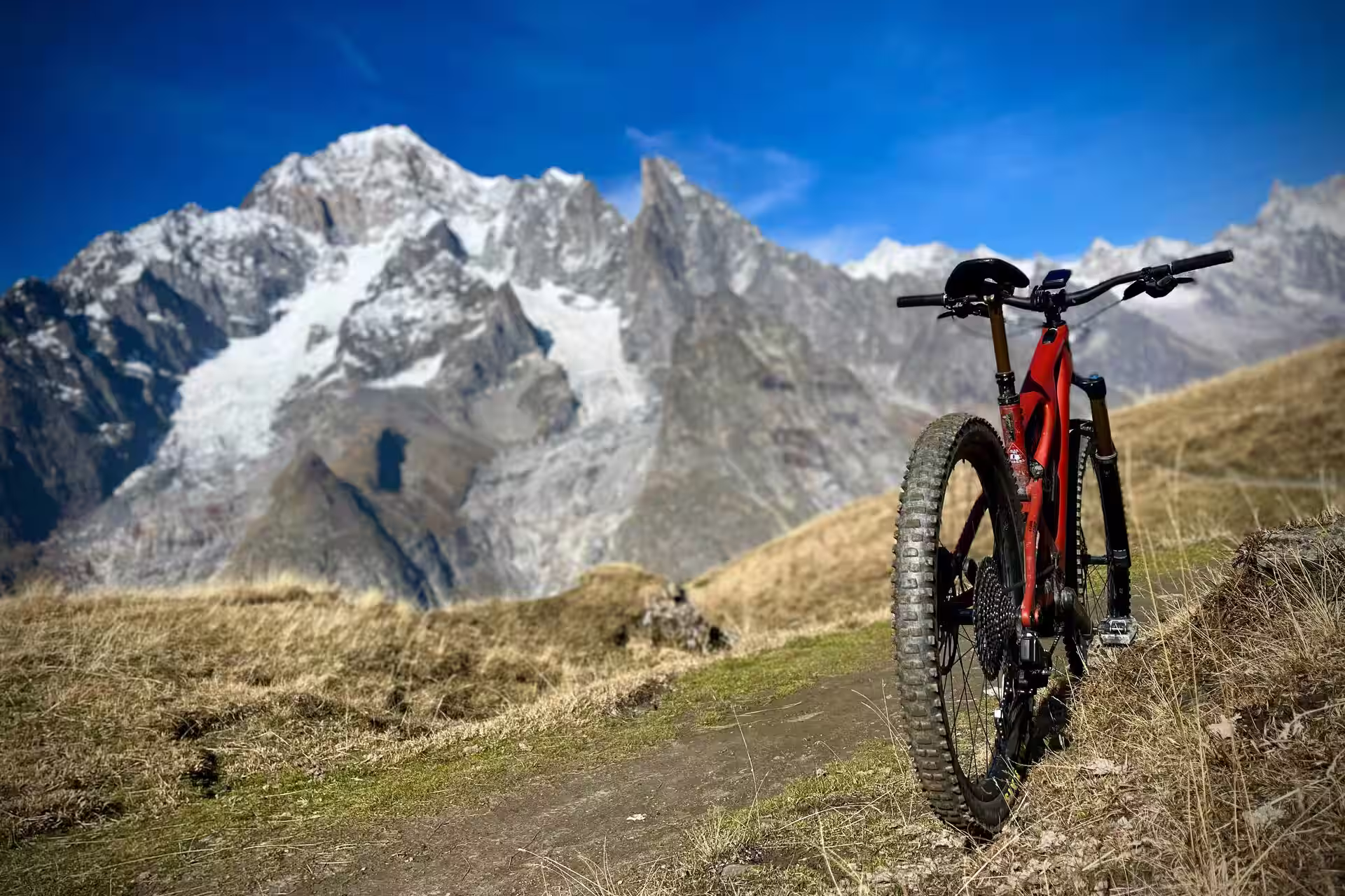 Mountain bike in Valle d'Aosta, Italia – Percorri sentieri alpini tra ghiacciai e castelli