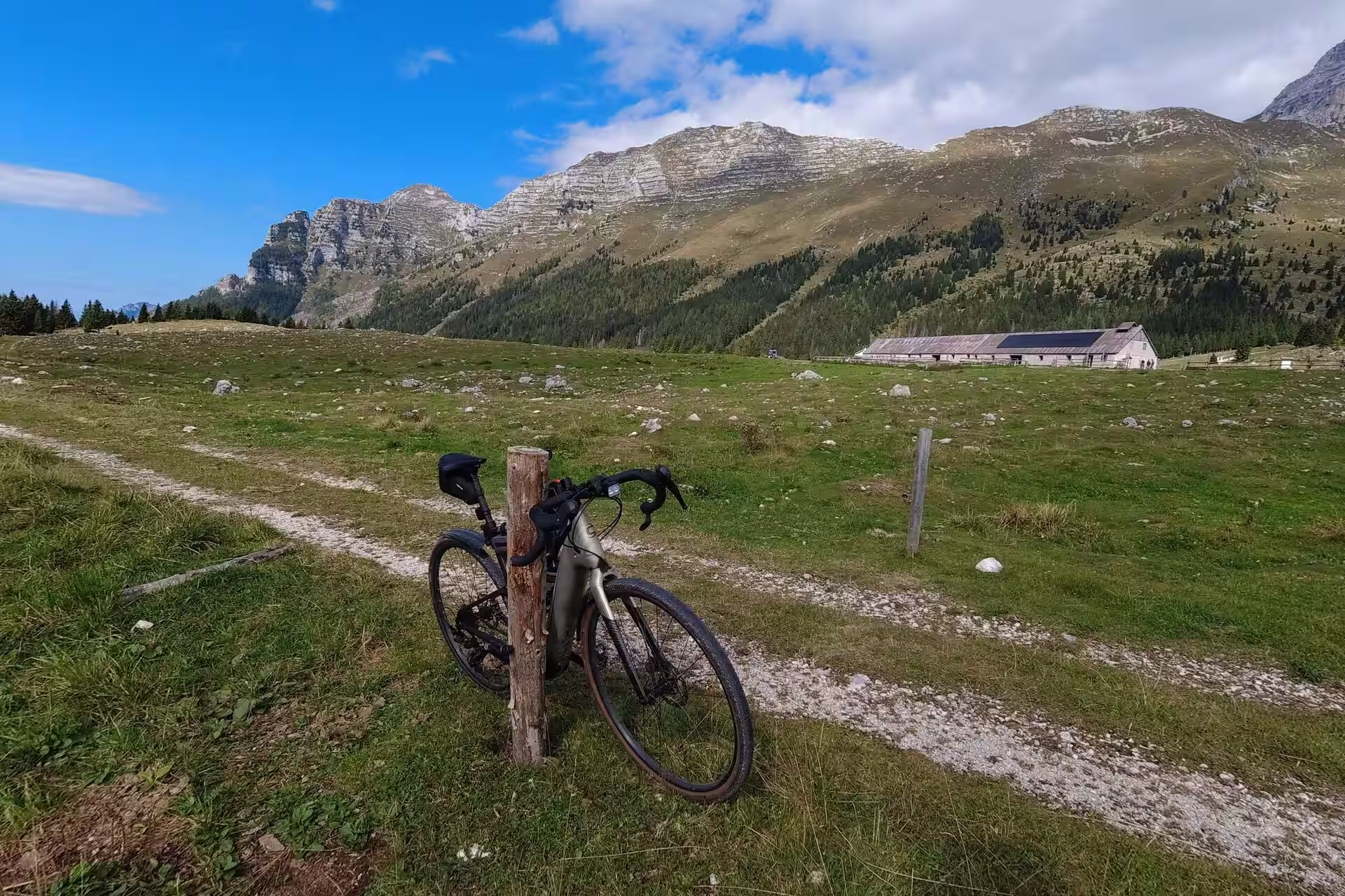 Mountain bike in Friuli Venezia Giulia, Italia: sentieri remoti, creste della prima guerra mondiale e flussi alpini selvaggi