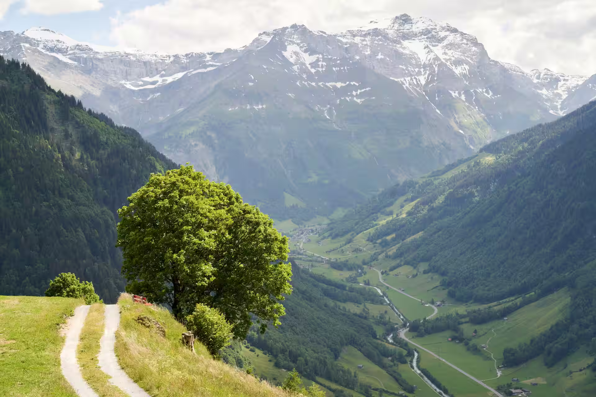 Hiking in Glarus, Switzerland – Best Spots & Local Tips