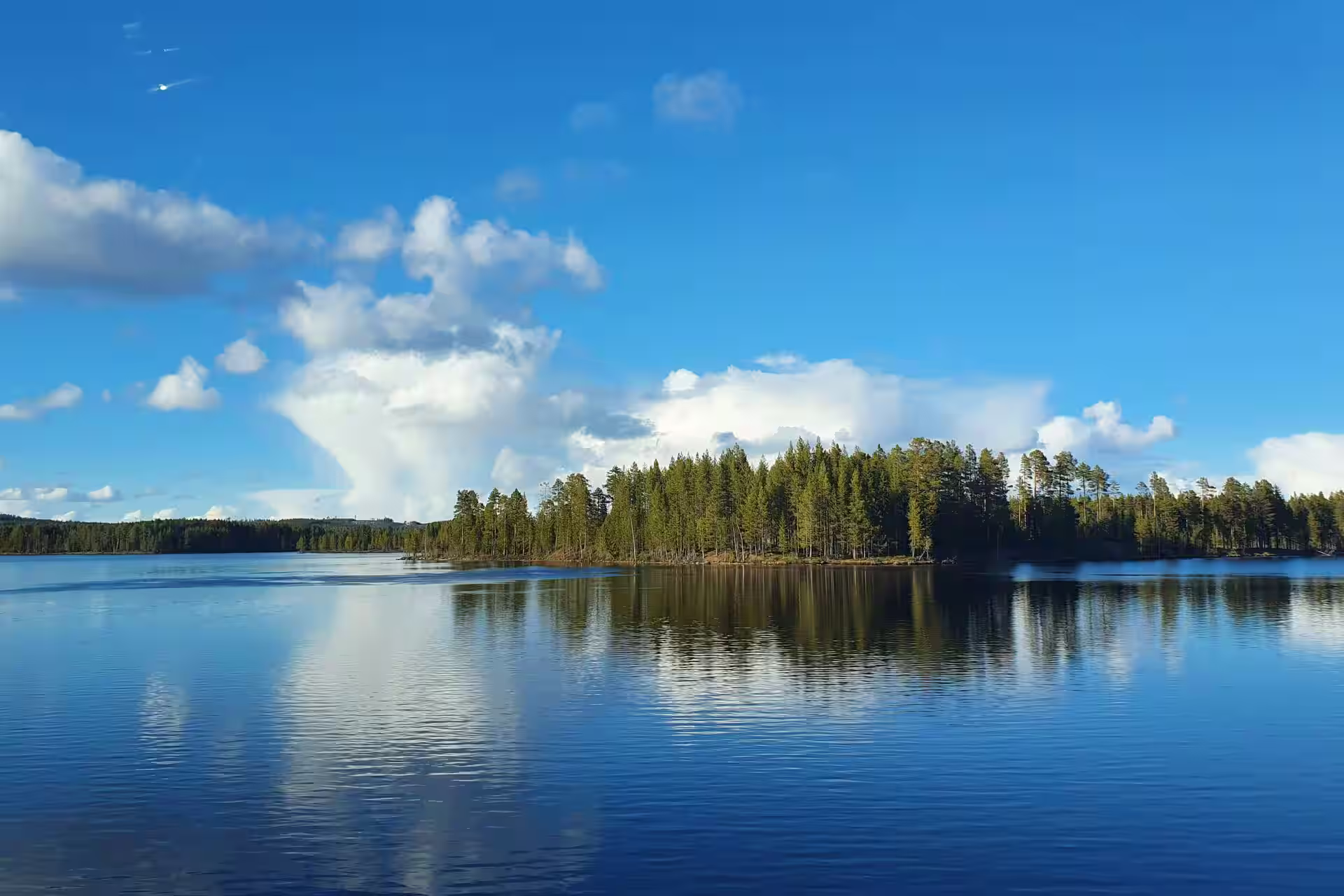 Kayaking in Lapland, Finland – Arctic Rivers, Silent Lakes & Midnight Sun Reflections