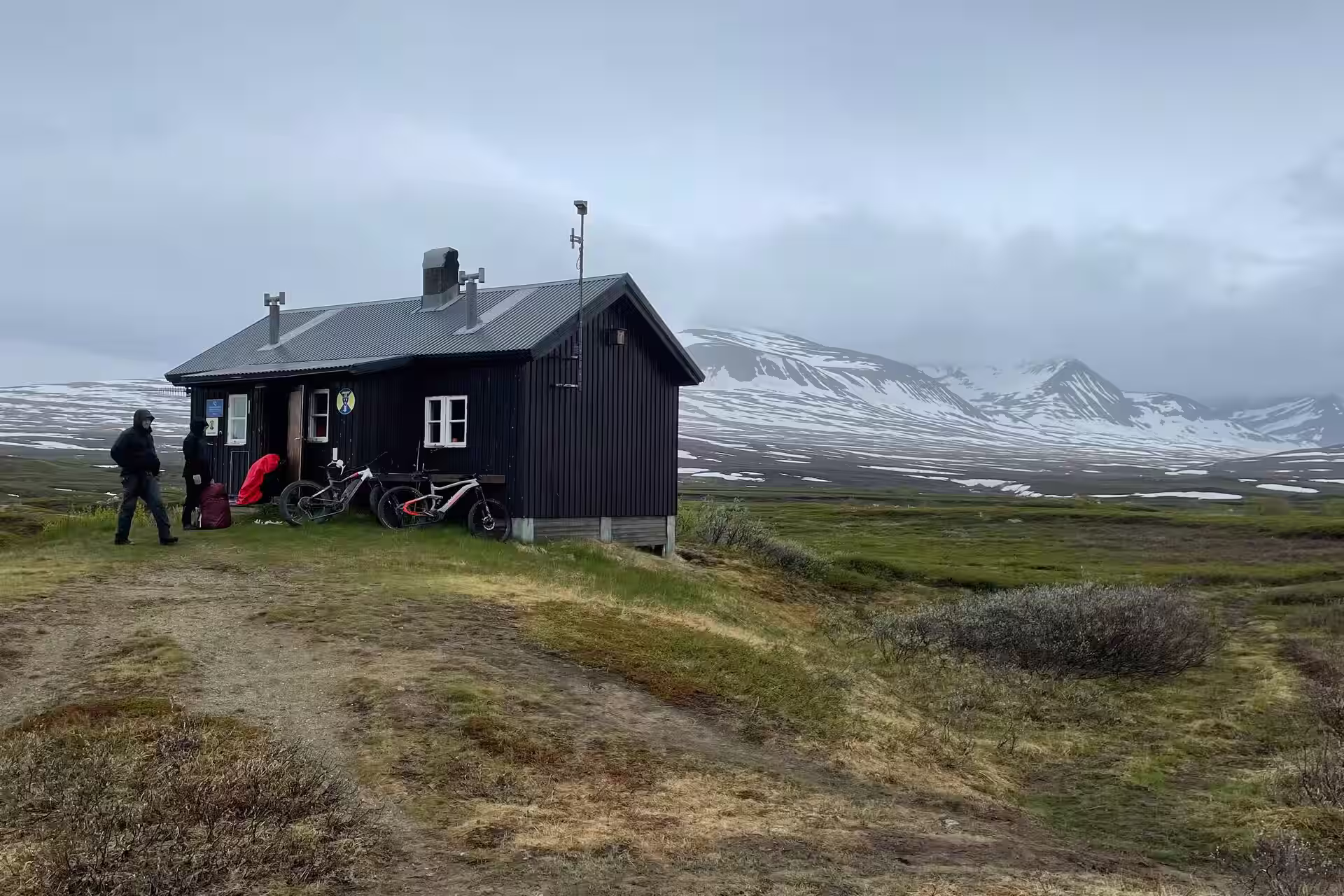 Mountain bike in Lapponia, Finlandia: sentieri artici, foreste infinite e passeggiate al sole di mezzanotte